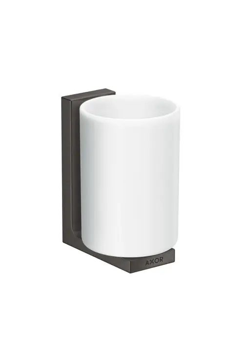 Zahnputzbecher in Weiß, montiert auf einer brushed black chrome Halterung von AXOR. Der Becher hat eine zylindrische Form und ist für Wandmontage gedacht.